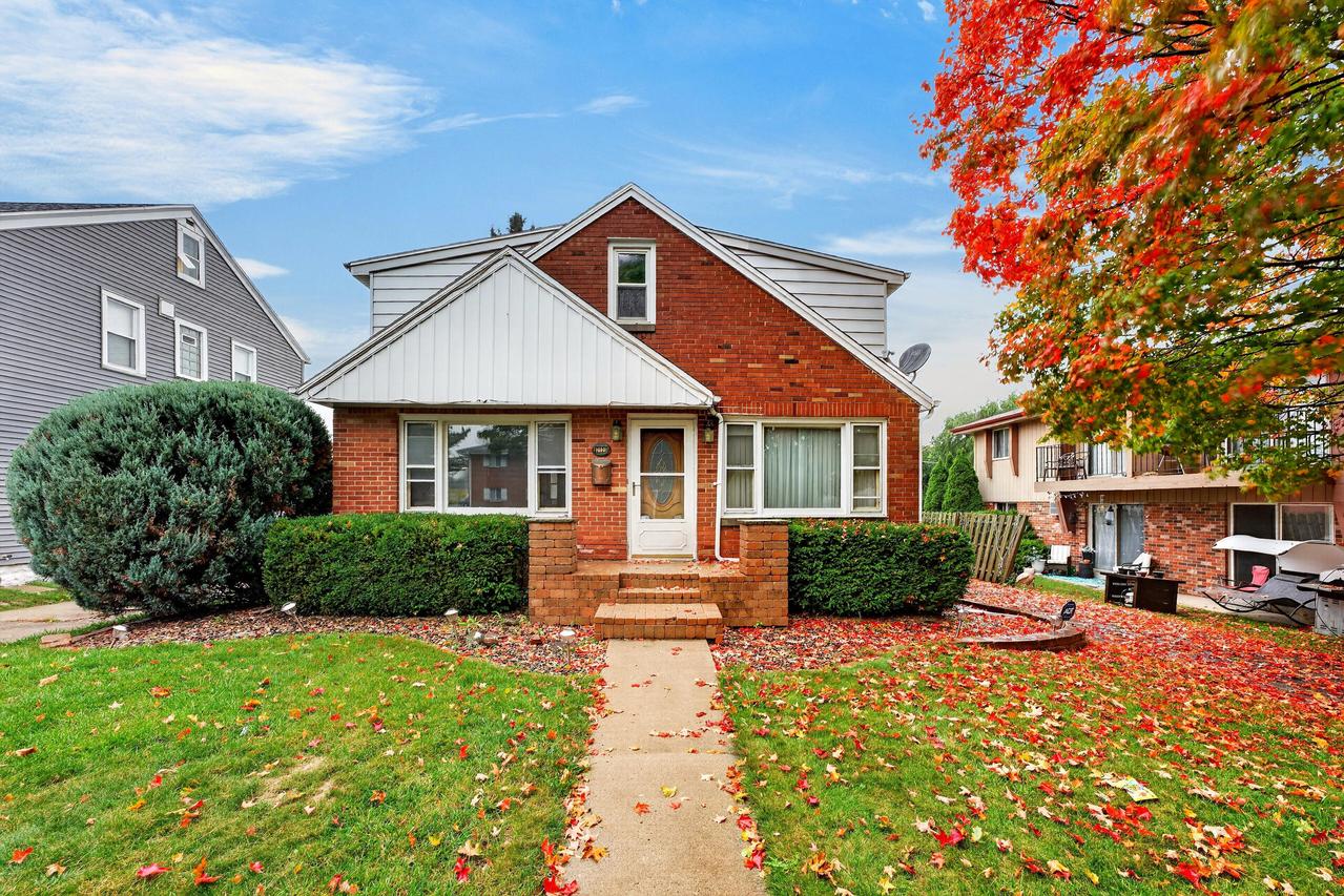 2123 S 102 St, West Allis, WI 53227
