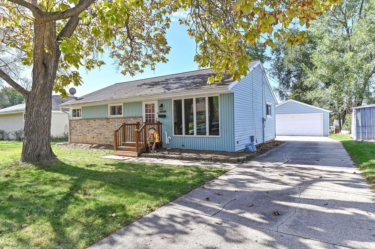 2893 S 96th St, West Allis, WI 53227