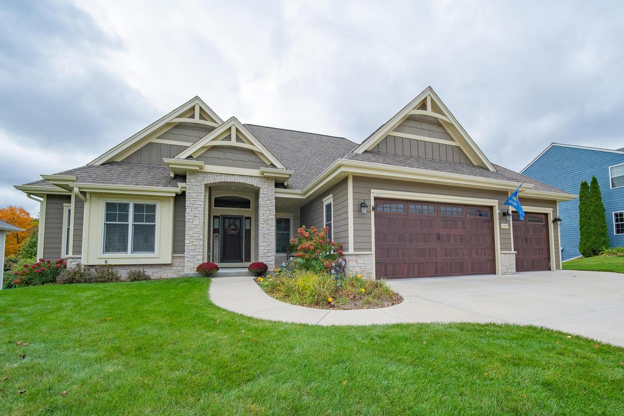1525 Highlandview Dr, West Bend, WI 53095