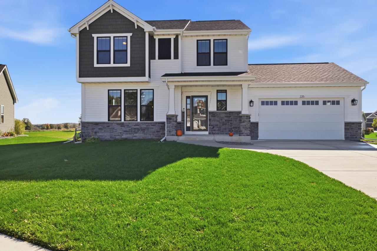 225 Windridge Ct, Slinger, WI 53086