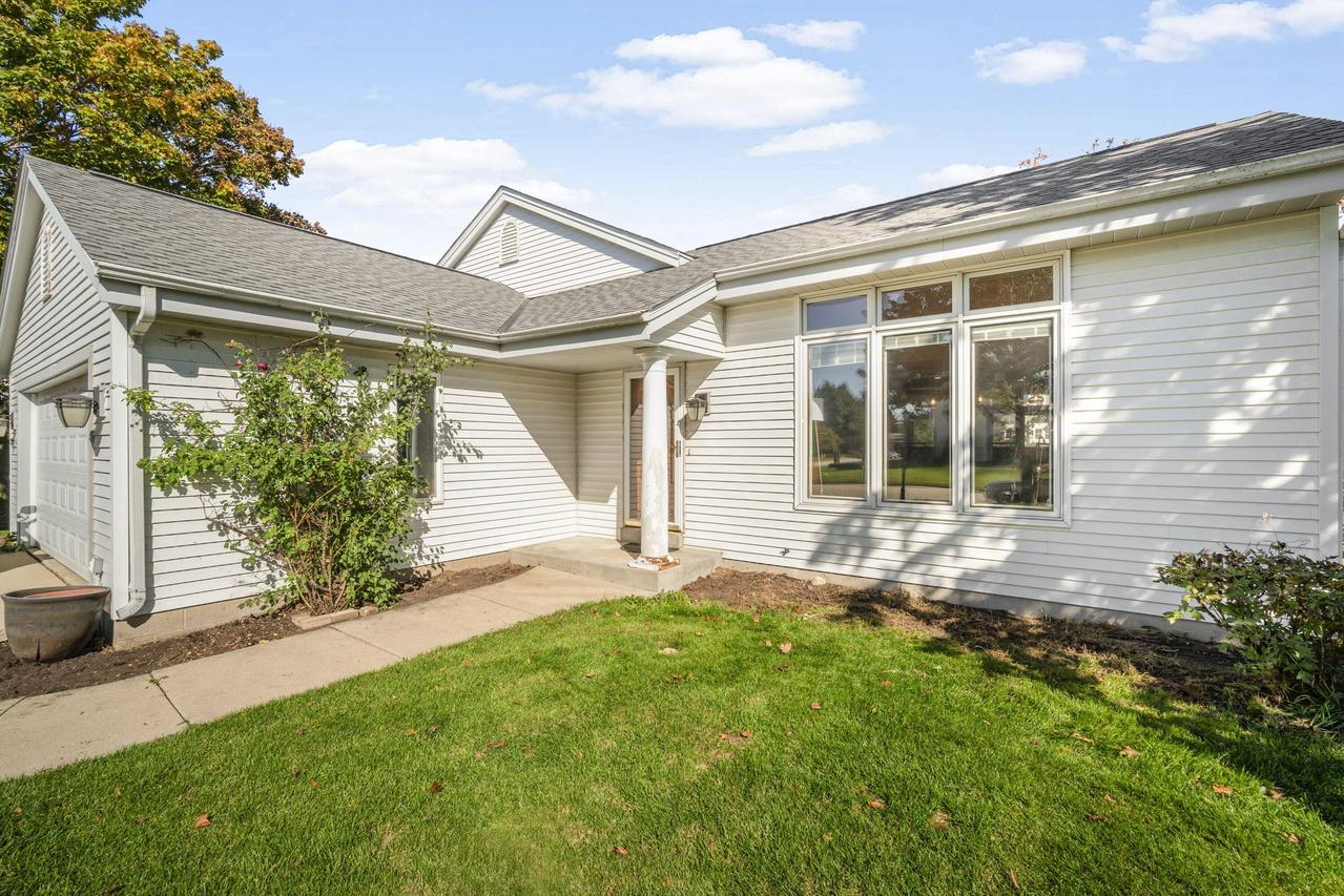 747 Laureate Dr, Pewaukee, WI 53072