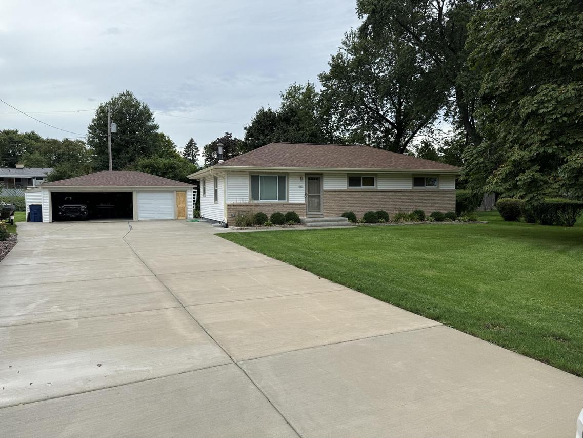 8811 S Charmaine Cir, Oak Creek, WI 53154