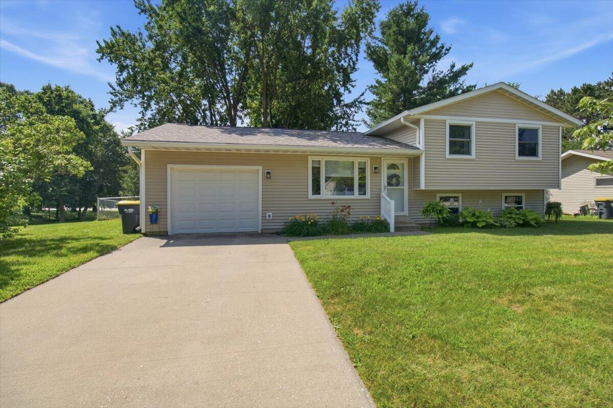 508 Evergreen Dr, Holmen, WI 54636