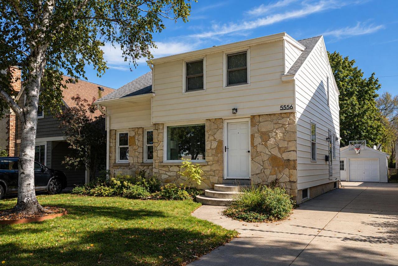 5556 N Lydell Ave, Whitefish Bay, WI 53217