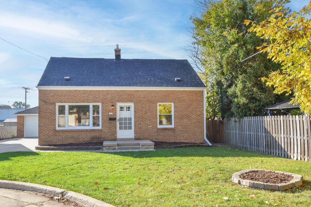 1819 E Tesch Ave, Saint Francis, WI 53235