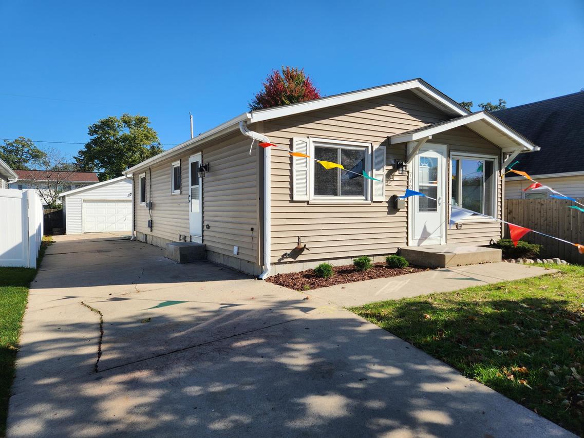 7721 Pershing Blvd, Kenosha, WI 53142
