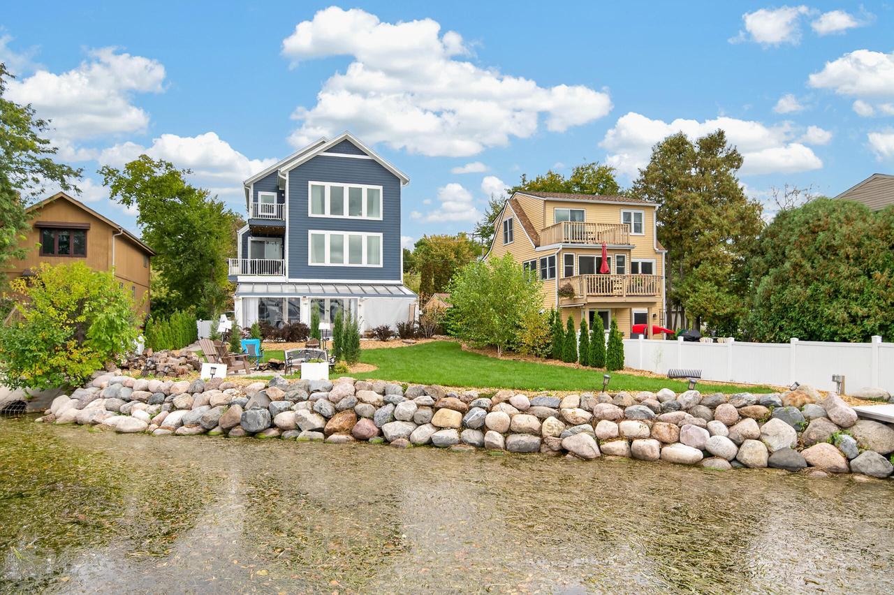 526 Kopmeier Dr, Pewaukee, WI 53072