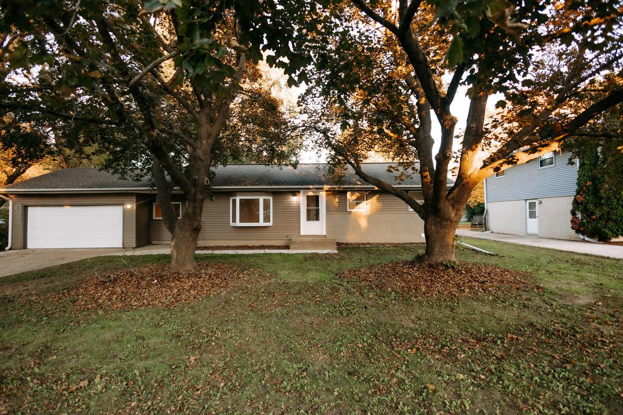 3704 S 56th St, Greenfield, WI 53220