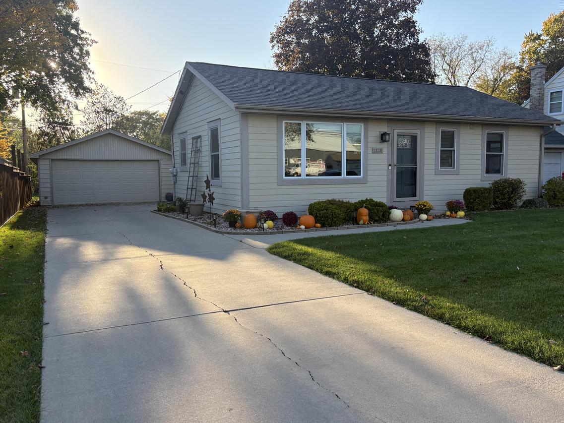 1219 Roseland Dr, Kewaskum, WI 53040
