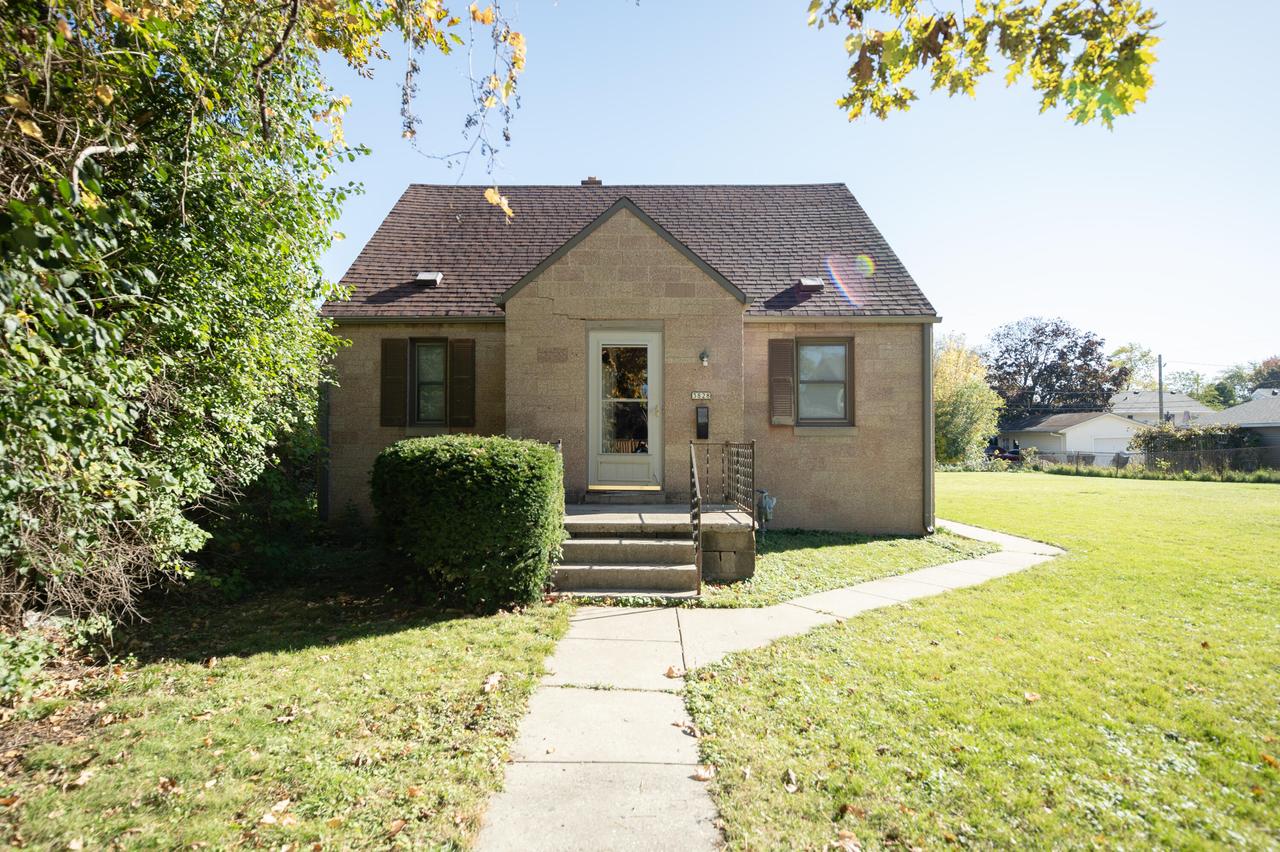 3828 S 40th St, Greenfield, WI 53221