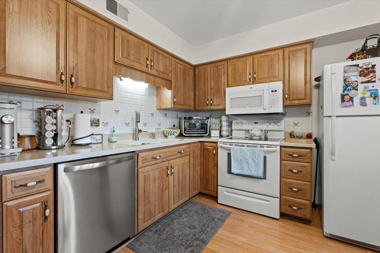 5166 S King Arthurs Ct, Greenfield, WI 53221