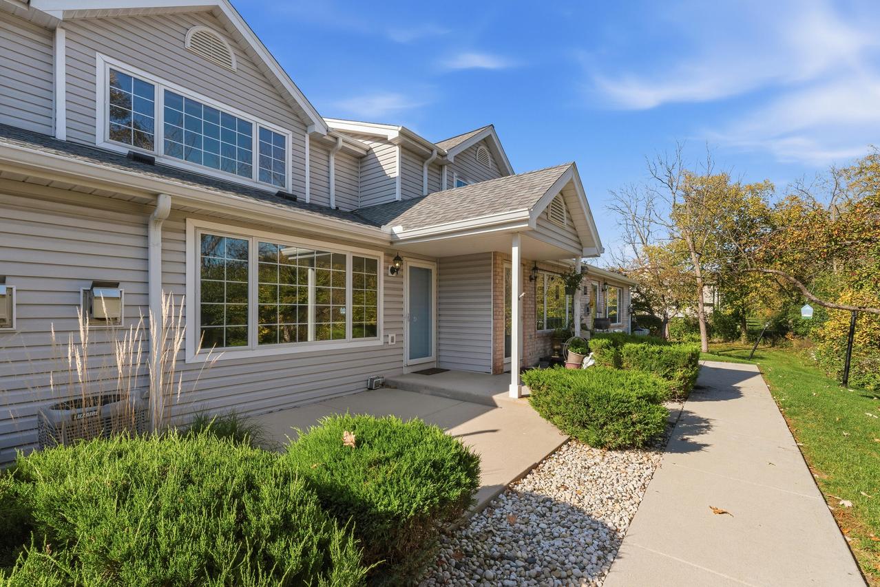 10020 W Whitnall Edge Dr #D, Franklin, WI 53132
