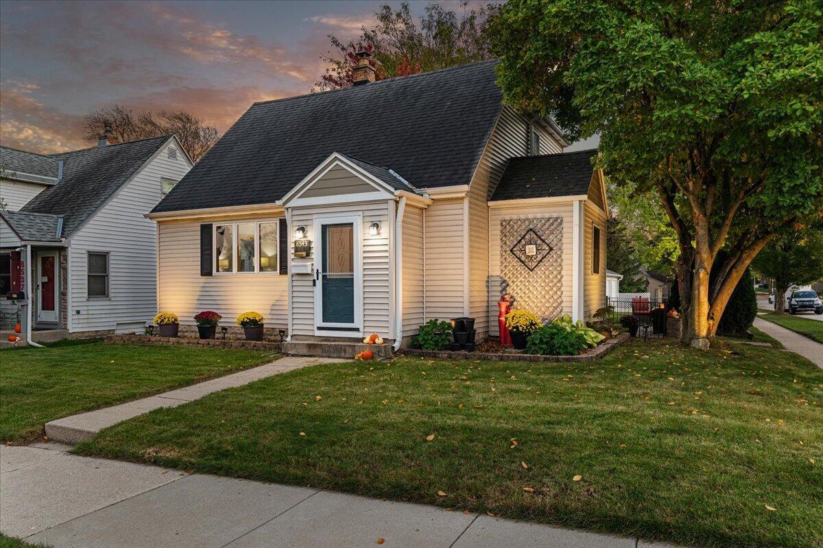 8543 W Cleveland Ave, West Allis, WI 53227