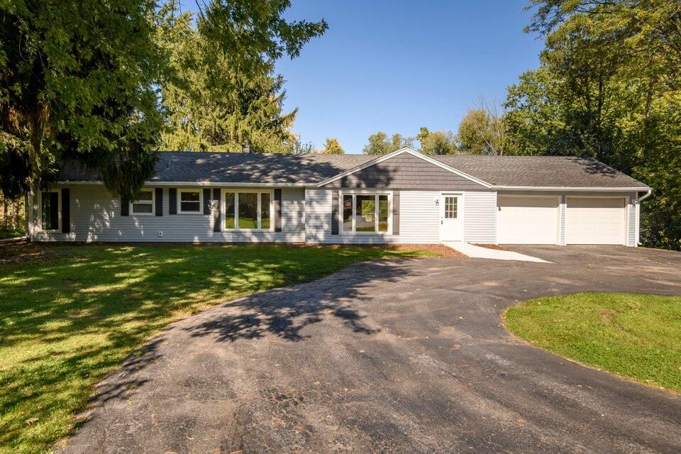 1428 W Fiesta Ln, Mequon, WI 53092