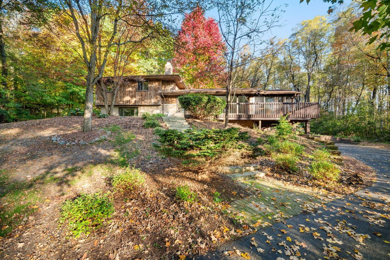 S46W22328 Tansdale Rd, Waukesha, WI 53189