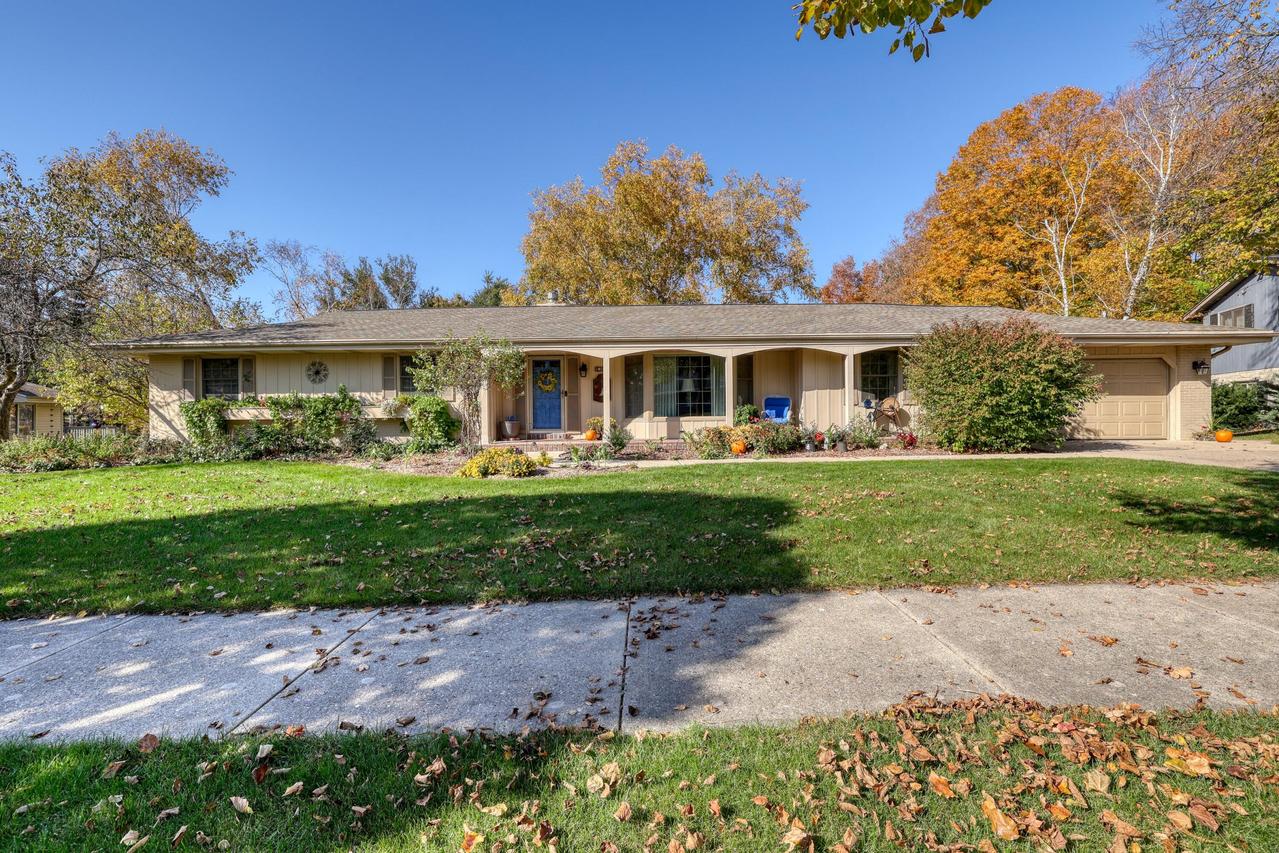 830 W Badger Ln, West Bend, WI 53095