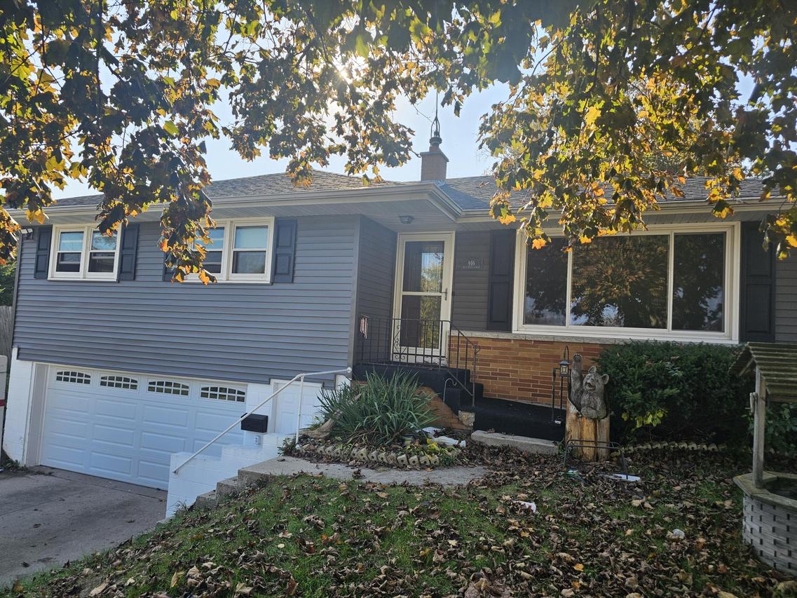 916 Rosemere Cir, Manitowoc, WI 54220