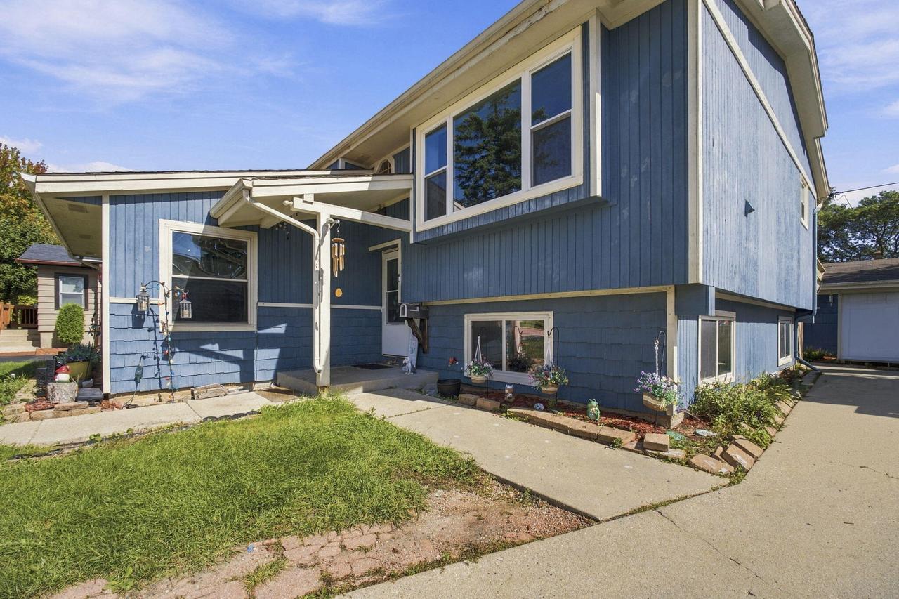 1336 S 92nd St, West Allis, WI 53214