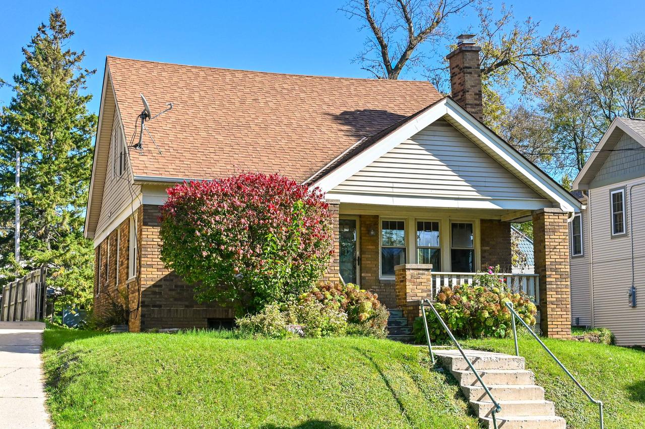 1292 N 68th St, Wauwatosa, WI 53213