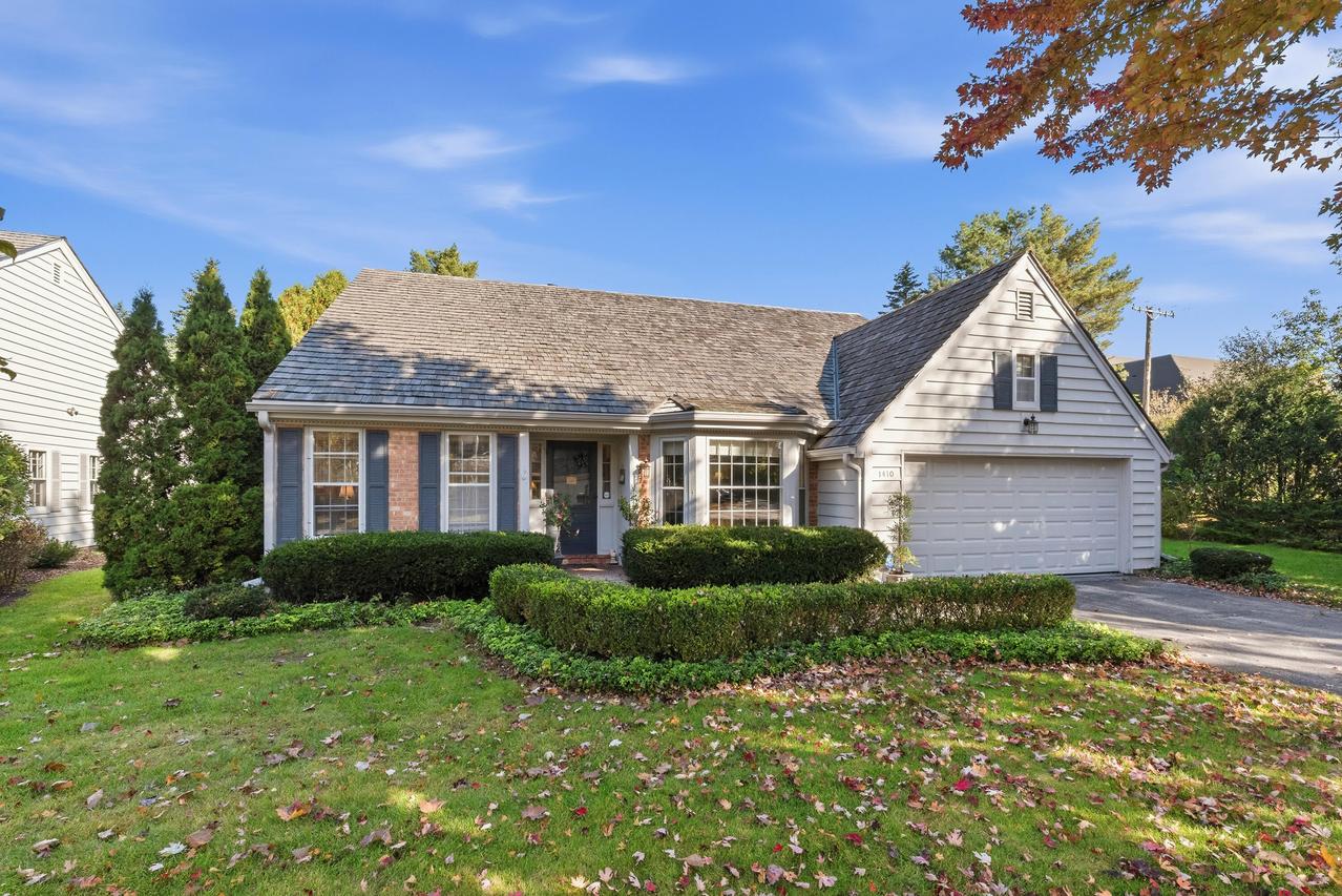 1410 W Westport Cir, Mequon, WI 53092