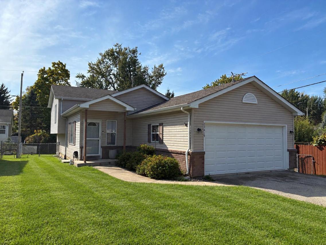 23419 82 St, Salem Lakes, WI 53168