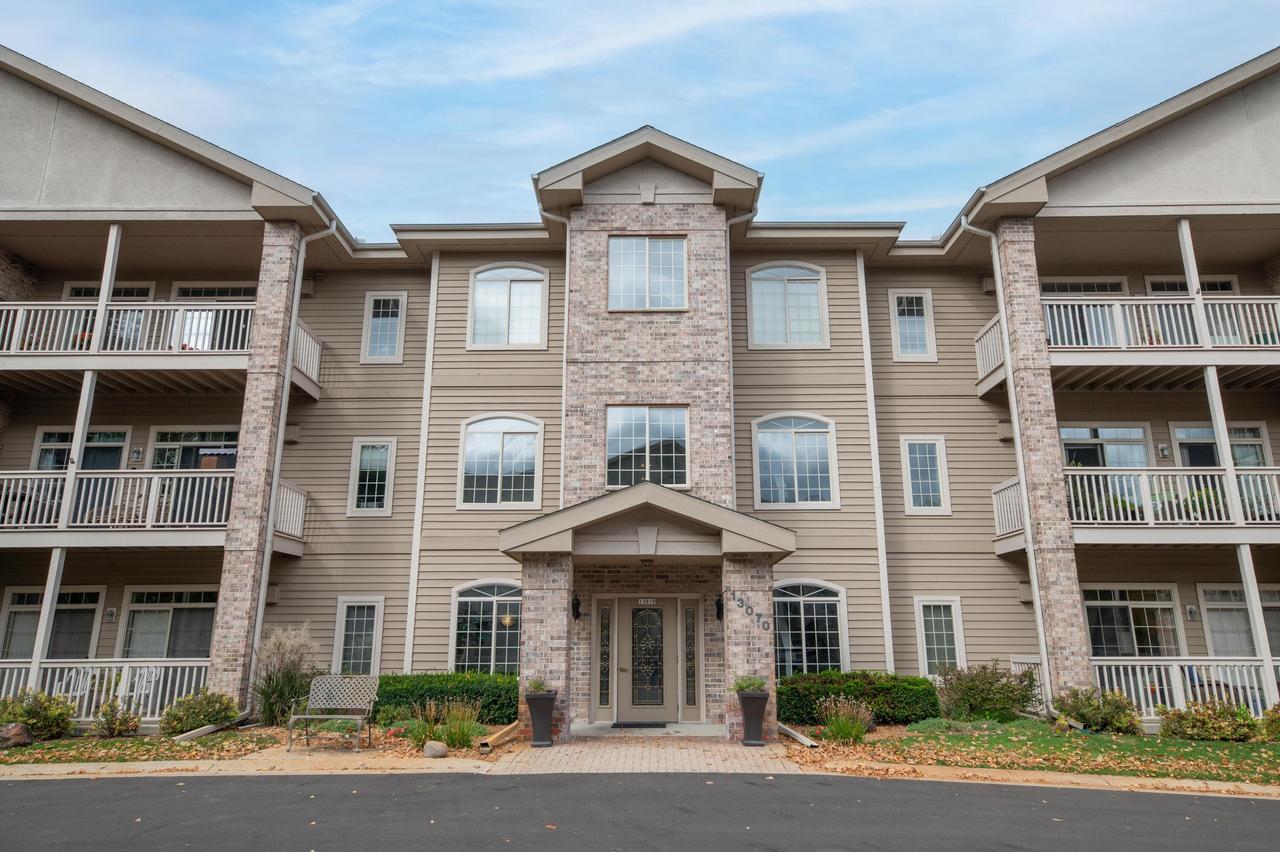 13070 W Bluemound Rd #209, Elm Grove, WI 53122