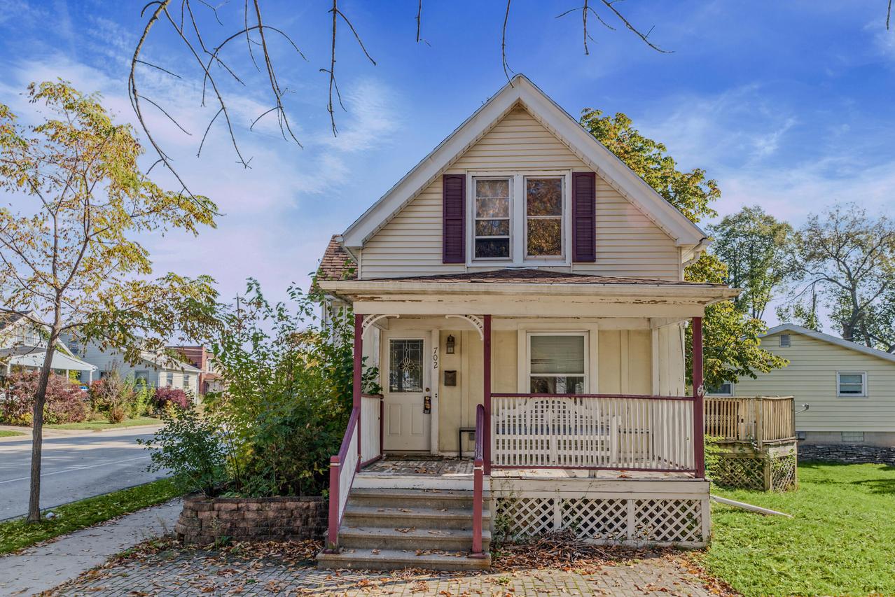 702 S 96th St, West Allis, WI 53214