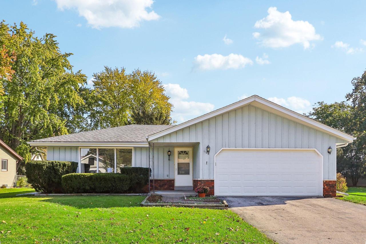 1126 Riverton Dr, Mukwonago, WI 53149