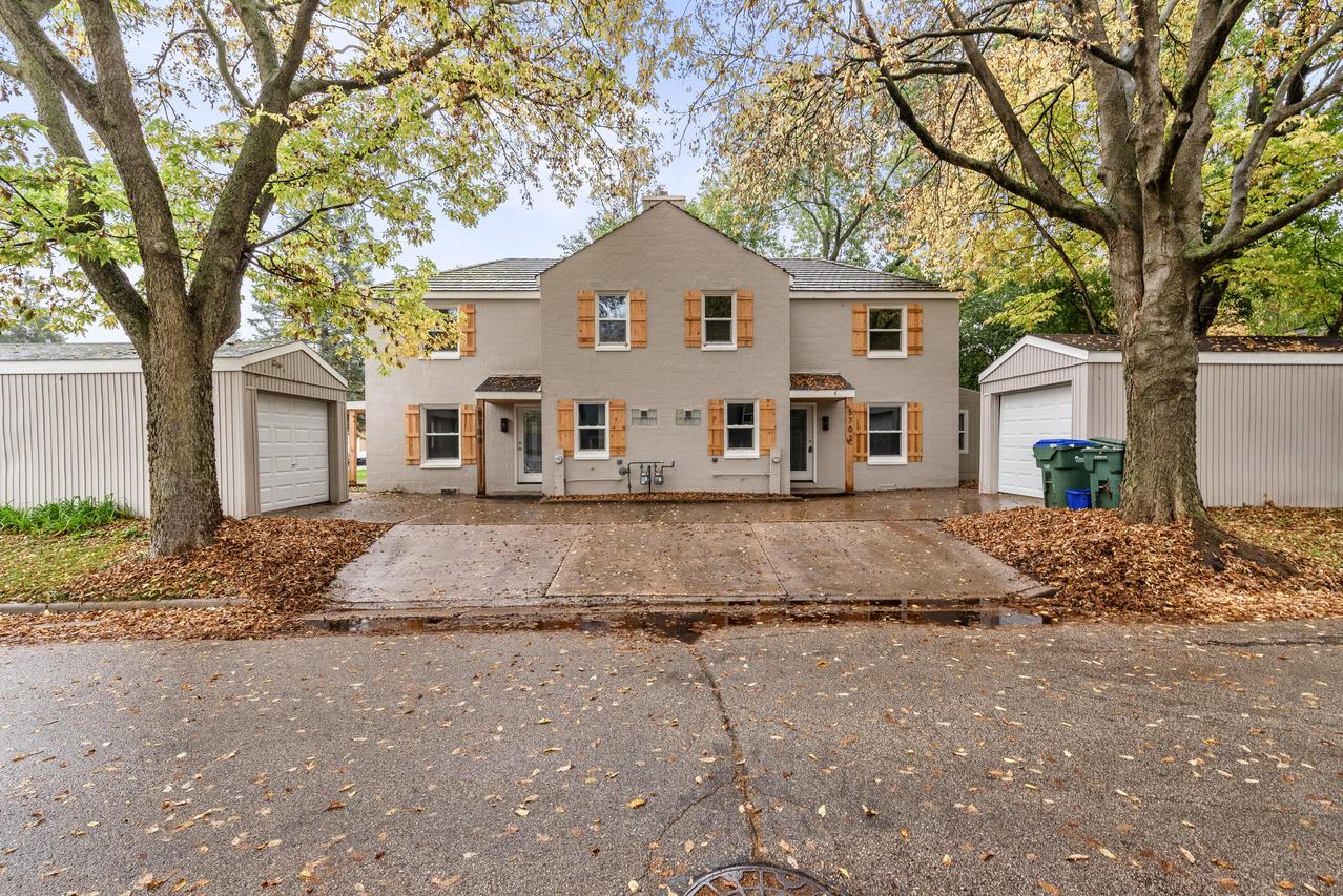 5700 Clover Ln #5702, Greendale, WI 53129