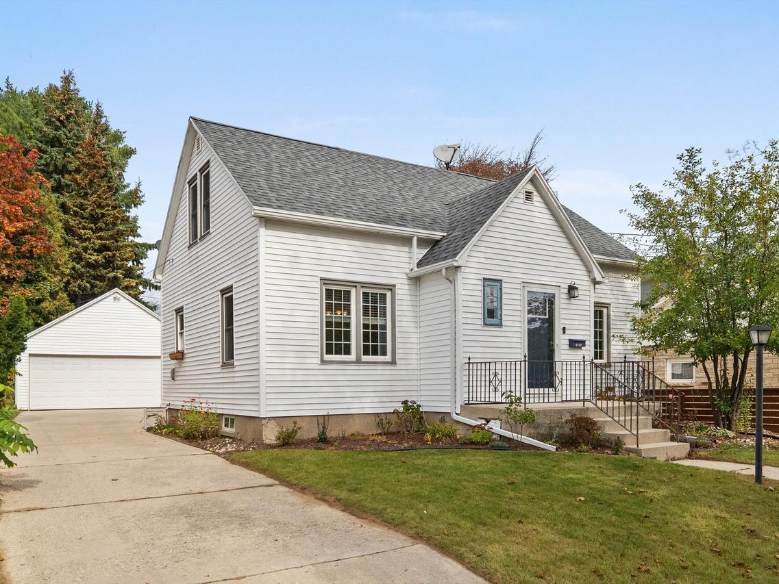 1510 Philippen St, Manitowoc, WI 54220