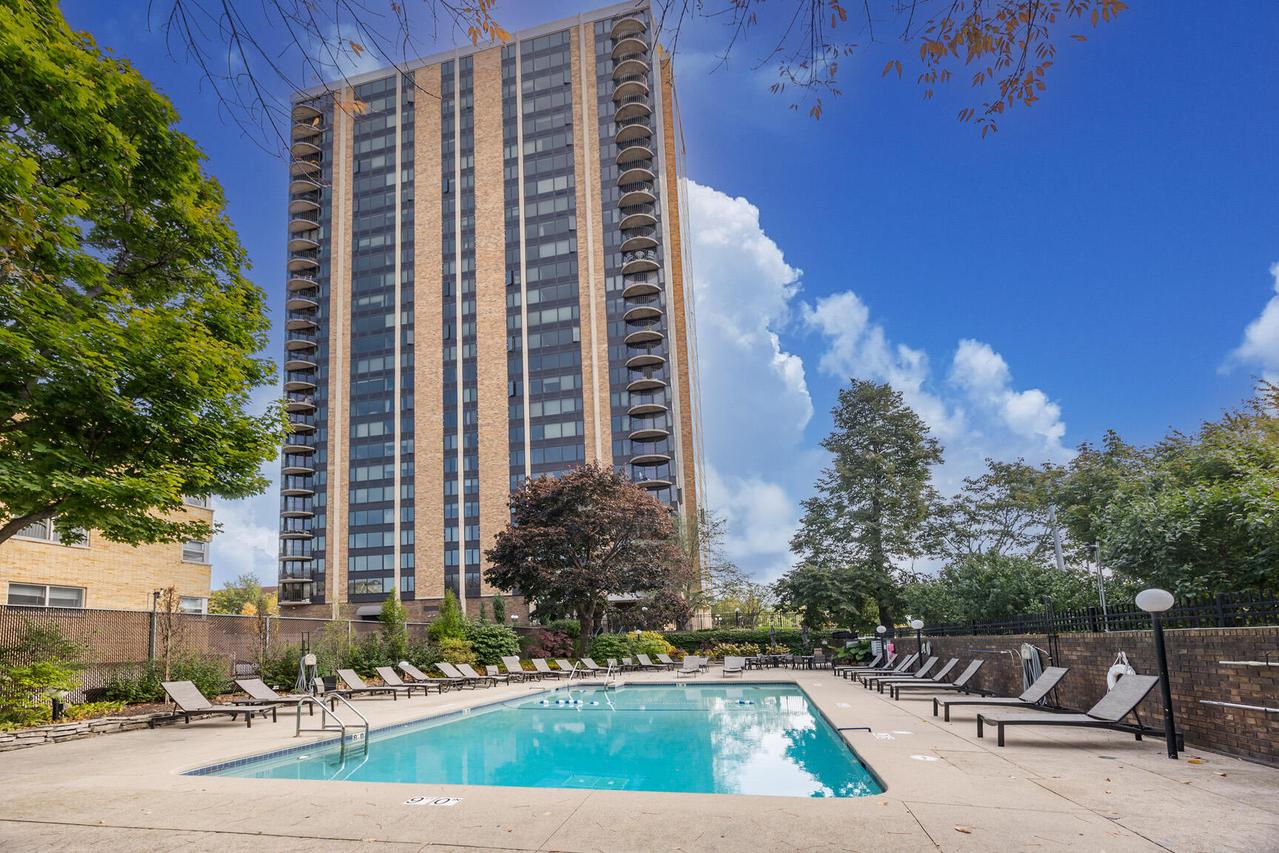 929 N Astor St #203, Milwaukee, WI 53202