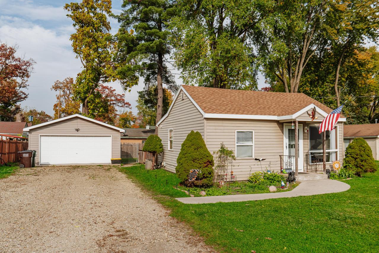 W1060 Golden Glow Rd, Bloomfield, WI 53128
