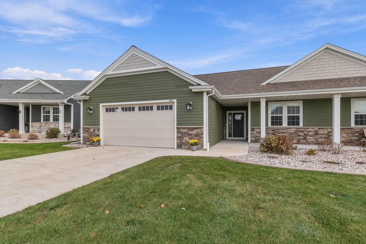 1880 Farmlane Dr #22, Slinger, WI 53086