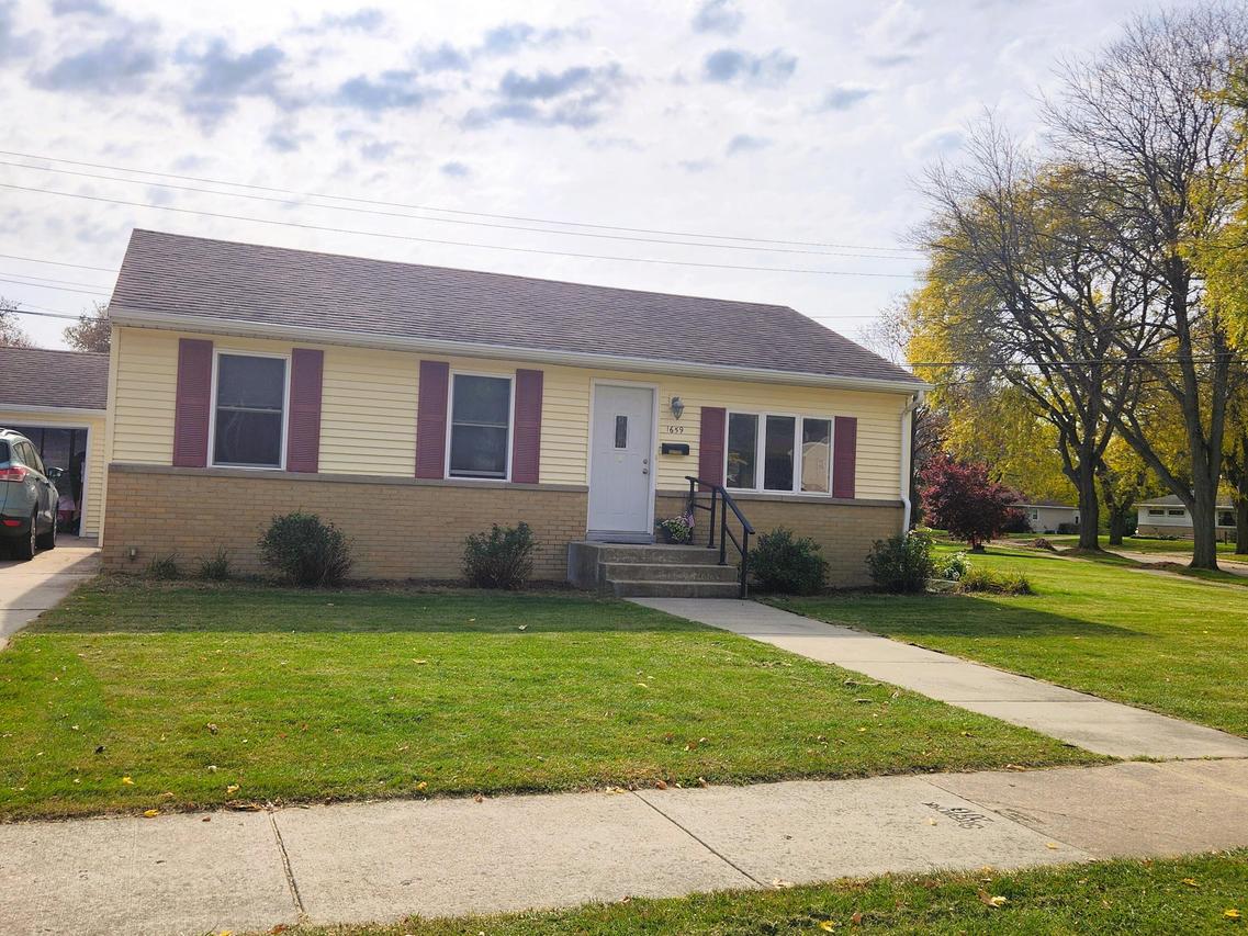 1659 Aldoro Dr, Waukesha, WI 53188