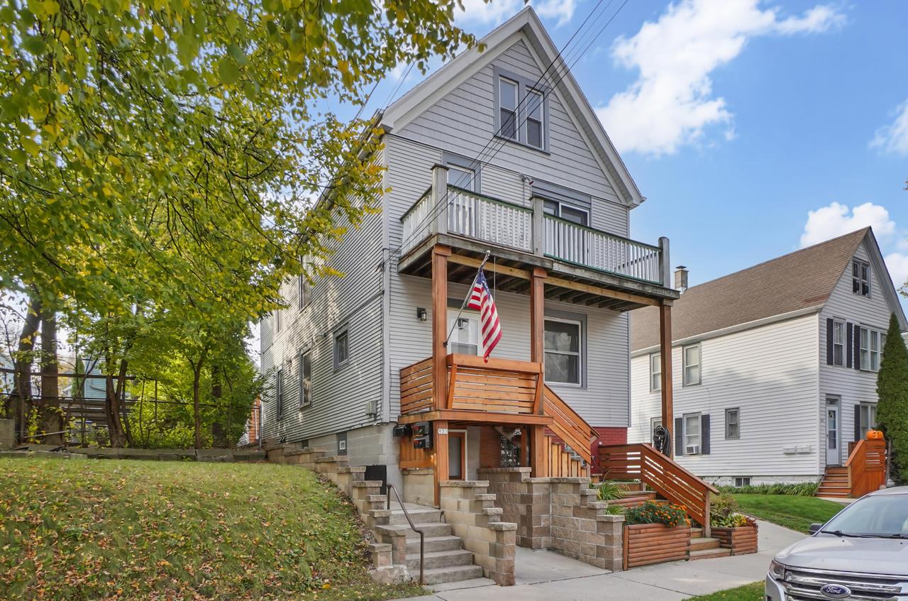 933 E Land Pl, Milwaukee, WI 53202