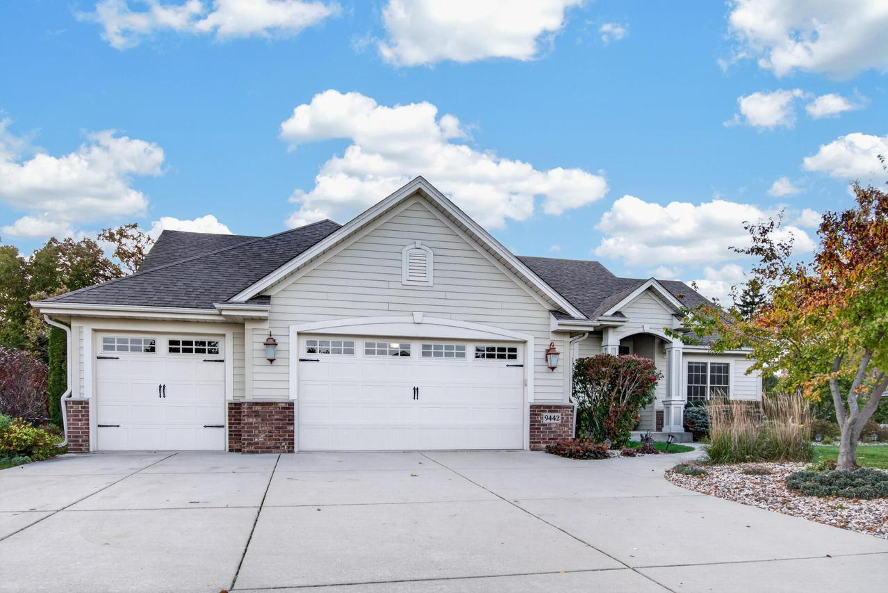 9442 Ashbury Ln, Pleasant Prairie, WI 53158