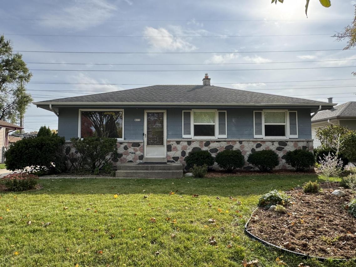 8225 W Waterford Ave, Greenfield, WI 53220
