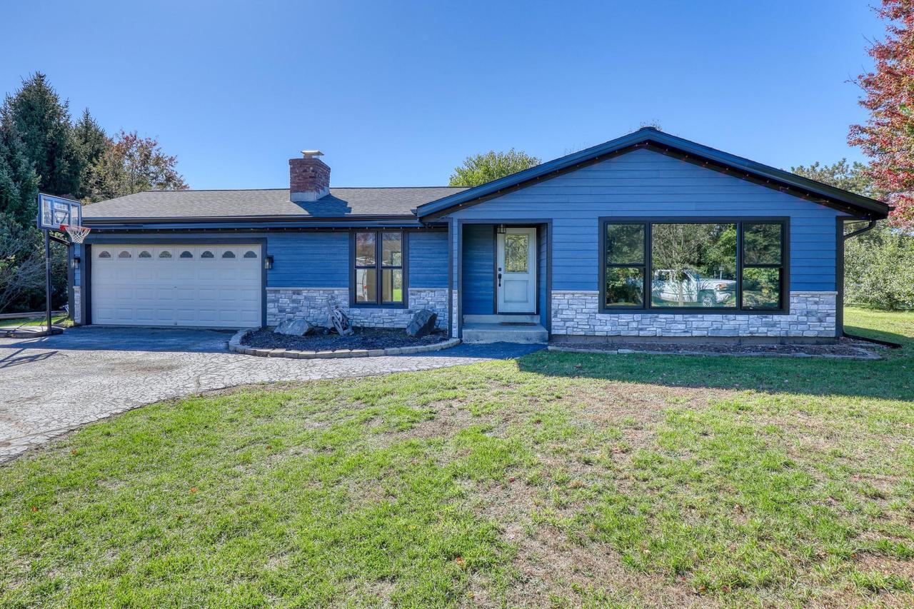 605 Spinning Wheel Ct, Eagle, WI 53119