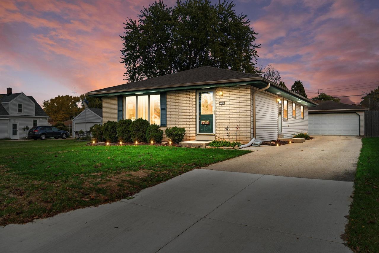 4242 S 91st Pl, Greenfield, WI 53228