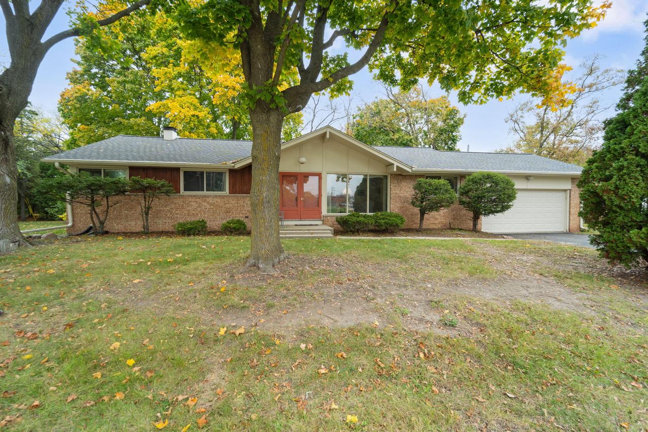 1934 W Edward Ln, Glendale, WI 53209