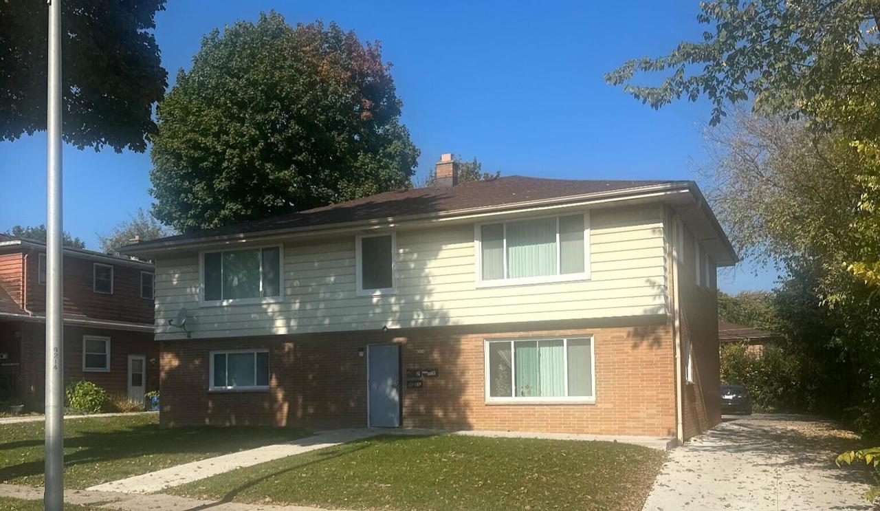 6214 W Thurston Ct, Milwaukee, WI 53218