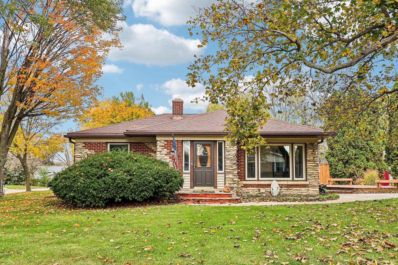 9530 W Hope Ave, Wauwatosa, WI 53222