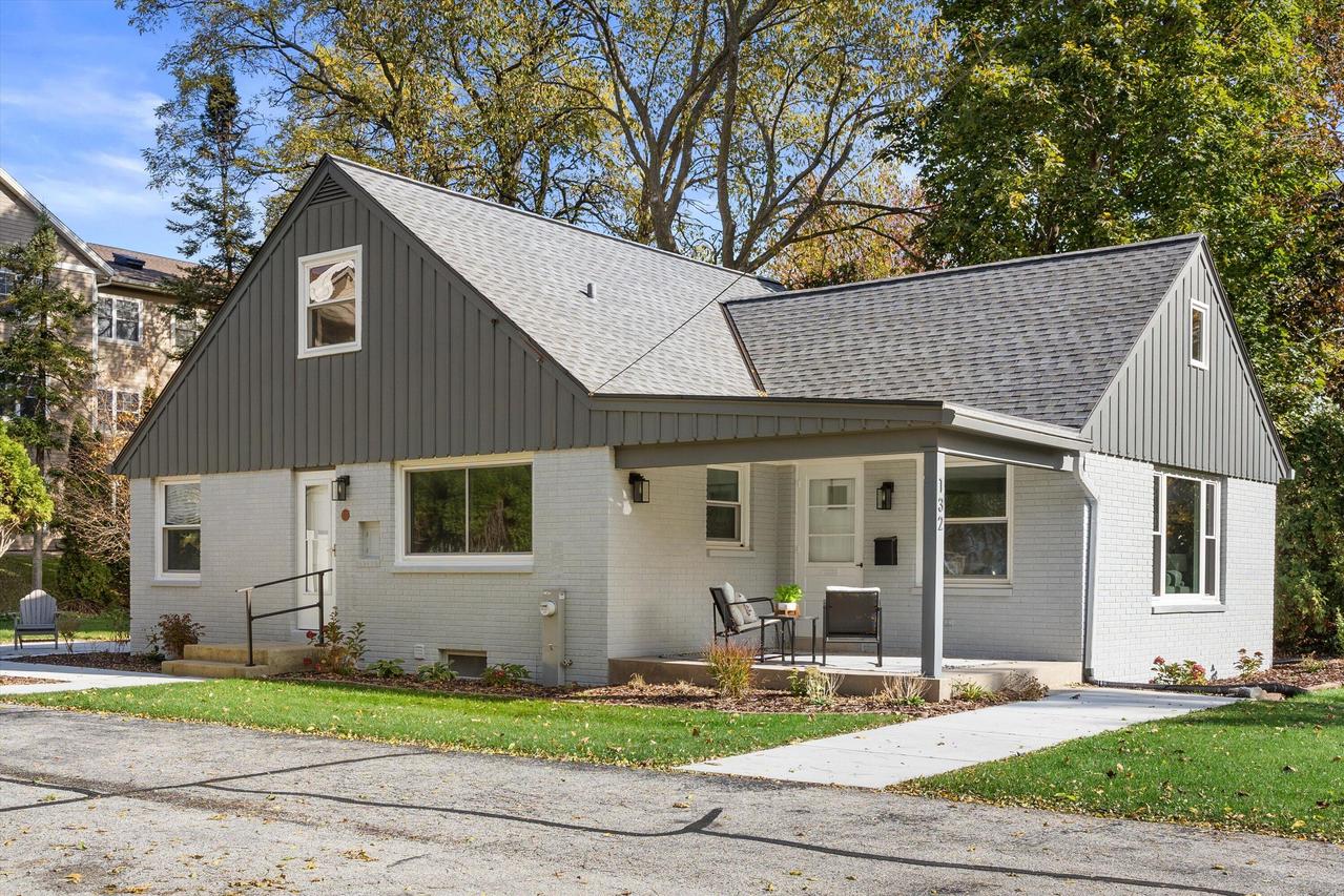 132 Riverview Dr, Thiensville, WI 53092