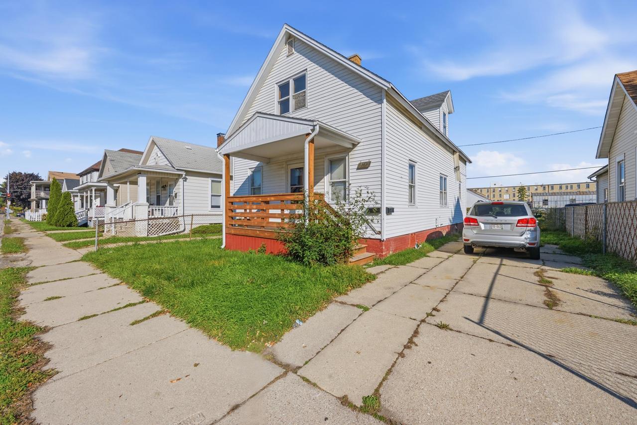 1625 S Memorial Dr, Racine, WI 53403