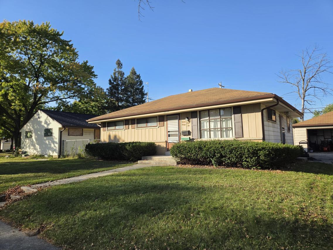8832 W Lynx Ave, Milwaukee, WI 53225