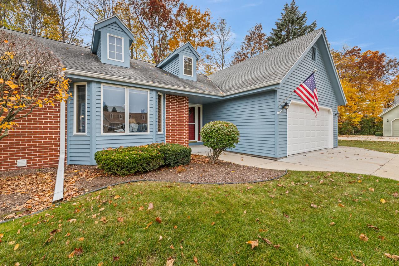 1514 Ridgewood Dr, West Bend, WI 53095