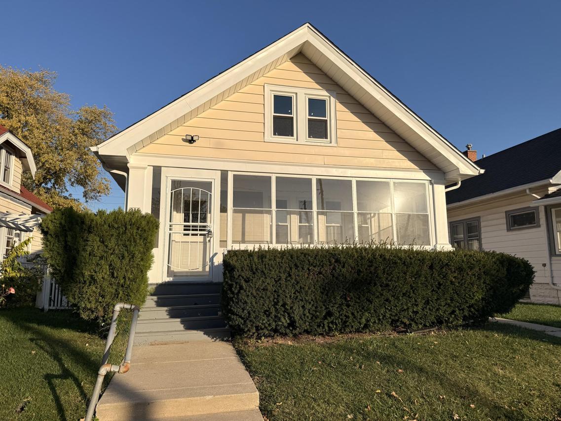 906 S 58th St, West Allis, WI 53214