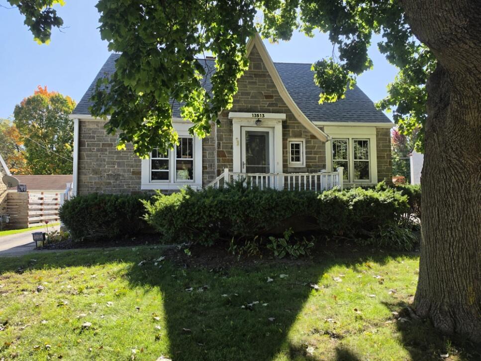 13513 W Greenfield Ave, New Berlin, WI 53151