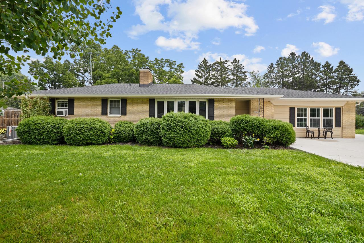 4223 Canterbury Ln, Mount Pleasant, WI 53403