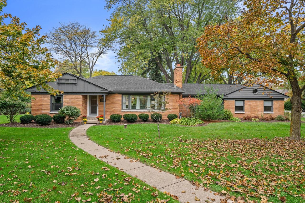 1935 Fairfax Dr, Elm Grove, WI 53122